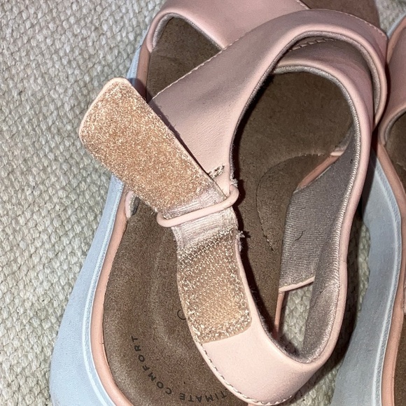 Clarks Women's size 6 1/2 dusty rose Blush Sandals with Velcro at ankle - Picture 5 of 16